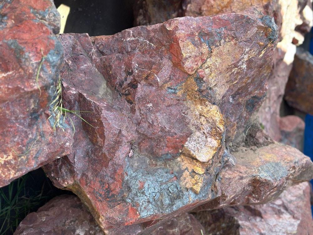 Камни для ландшафтного дизайна красно-фиолетовые 10-60 килограмм купить в Воронежской области