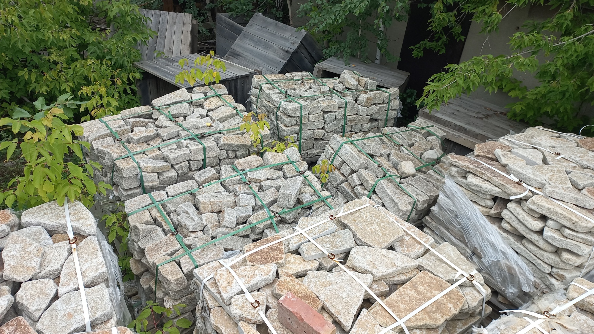 Плитняк галтованный гранитный для ландшафтного дизайна купить в Воронежской области