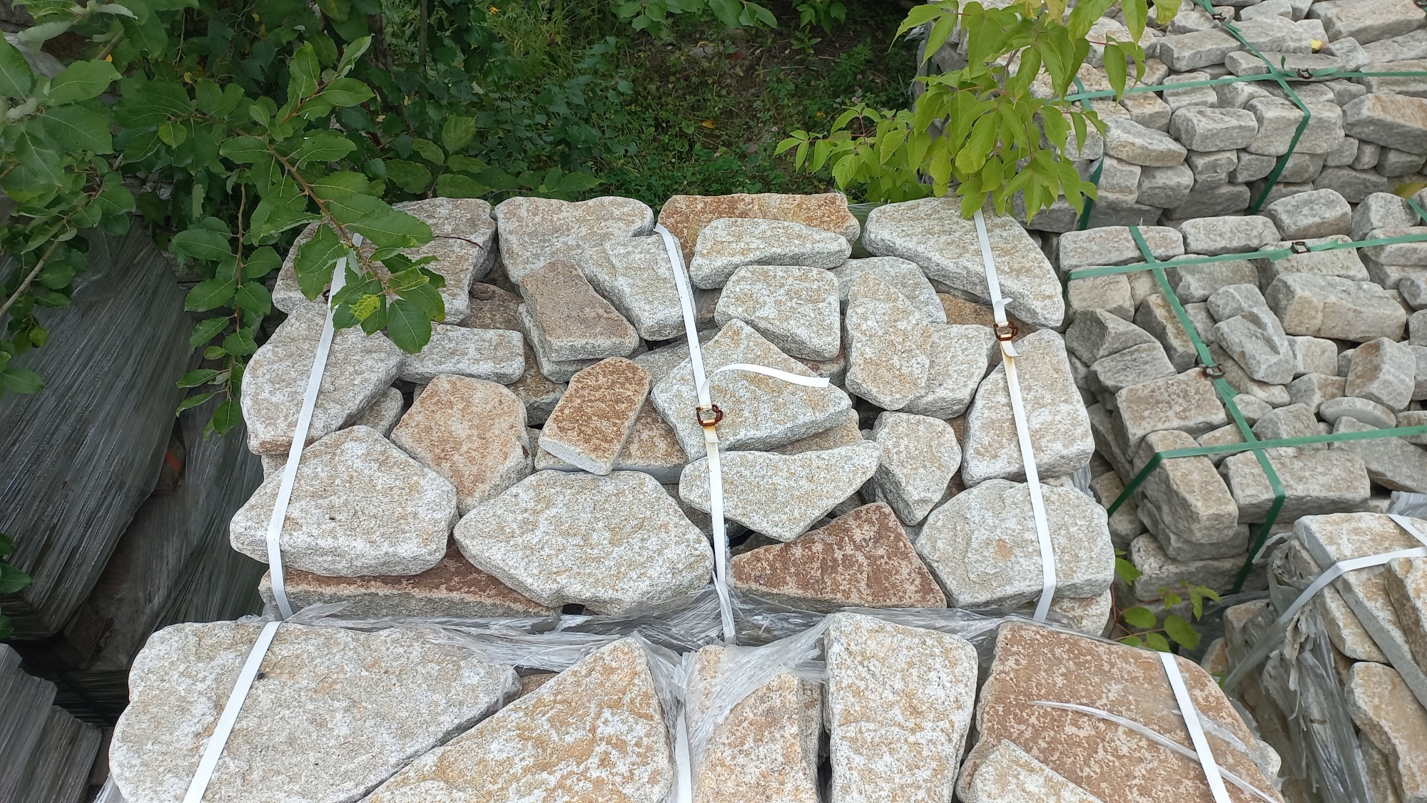 Плитняк галтованный гранитный для ландшафтного дизайна купить в Воронежской области