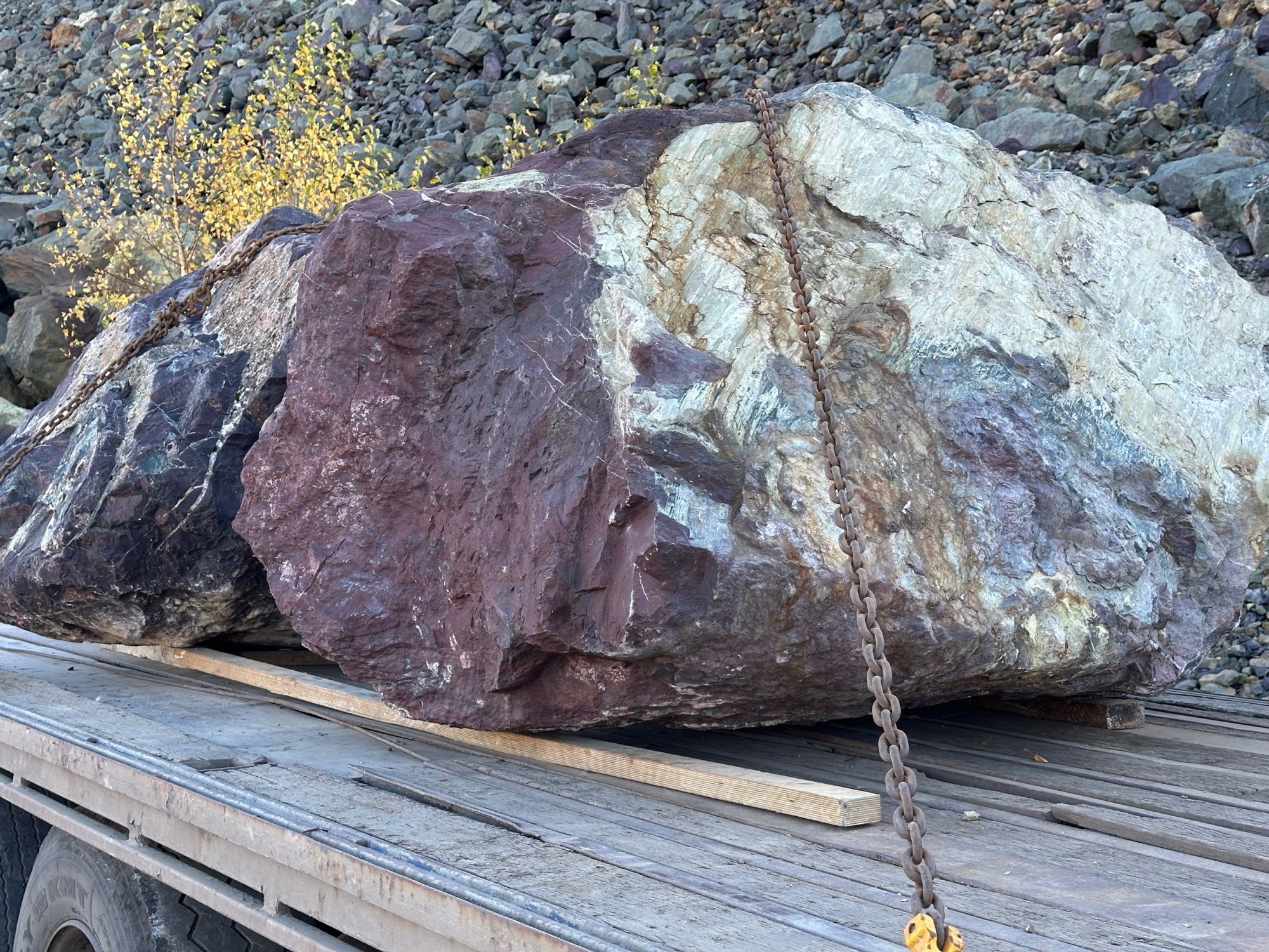 Огромные красно-фиолетовые валуны для ландшафтного дизайна весом более 5 тонн купить в Воронежской области