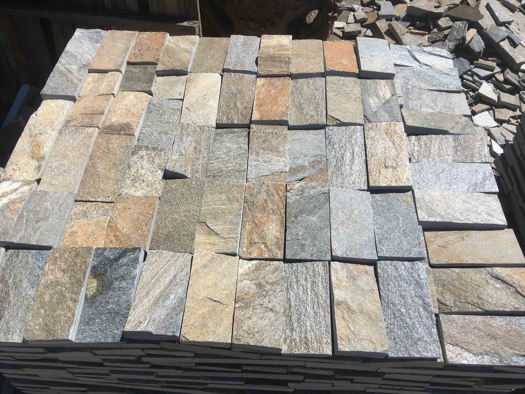 Плитка пилёная златолит Уральский для фасада купить в Воронежской области