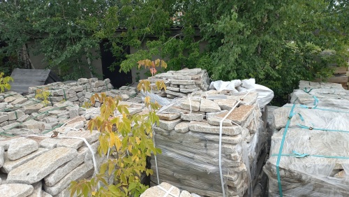 Плитняк галтованный гранитный для ландшафтного дизайна купить в Воронежской области