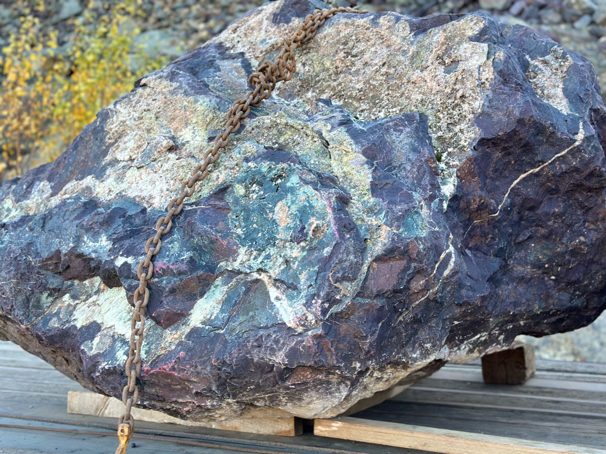 Огромные красно-фиолетовые валуны для ландшафтного дизайна весом более 5 тонн купить в Воронежской области