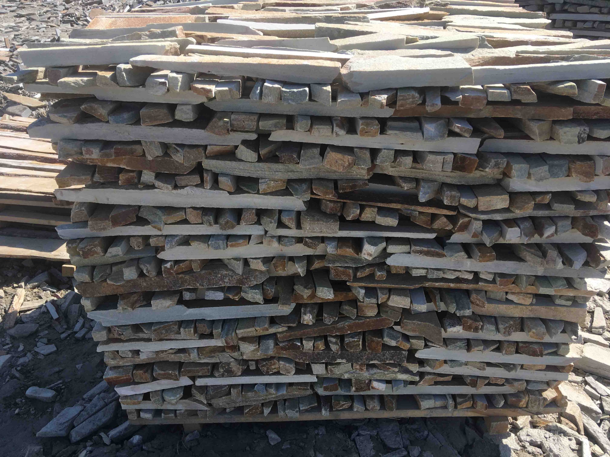 Горбушка златолит золотистый для облицовки купить в Воронежской области