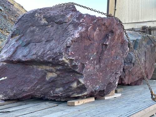 Огромные красно-фиолетовые валуны для ландшафтного дизайна весом более 5 тонн купить в Воронежской области