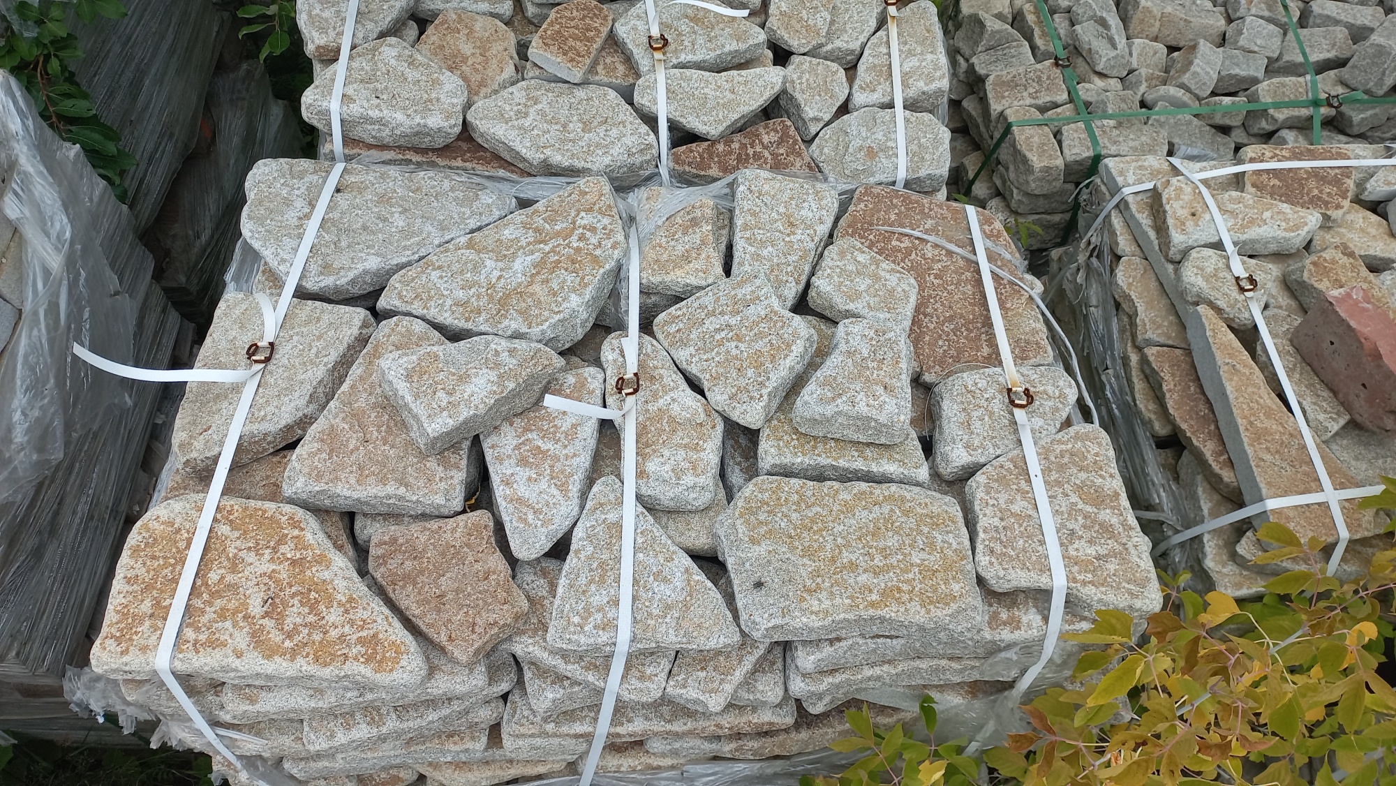 Плитняк галтованный гранитный для ландшафтного дизайна купить в Воронежской области