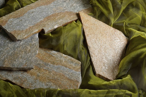 Плитняк златолит Уральский для цоколя, отмостки купить в Воронежской области